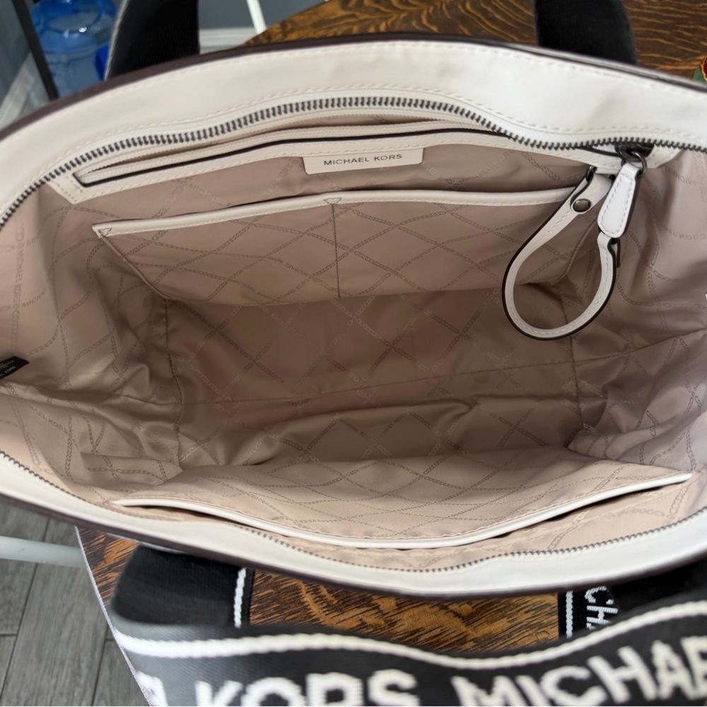 Michael Kors White and Black Logo Strap MK Tote - Picture 3 of 4